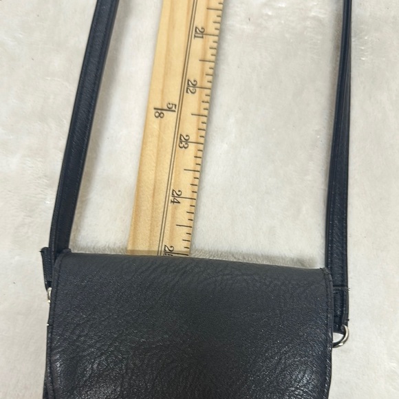 Stylish Black Crossbody Bag with Tassel Detail - Picture 8 of 9